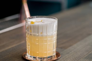 Barmen harika bir kokteyl hazırlar.