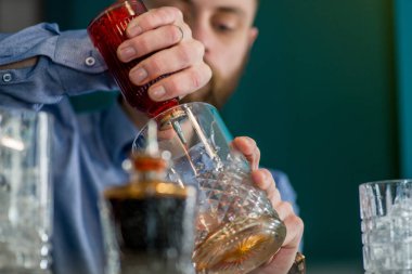 Barmen harika bir kokteyl hazırlar.