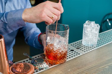 Barmen harika bir kokteyl hazırlar.