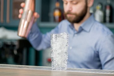 Barmen harika bir kokteyl hazırlar.