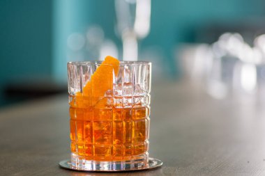 Barmen harika bir kokteyl hazırlar.