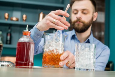 Barmen harika bir kokteyl hazırlar.