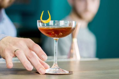 Barmen hazır konyak renginde limon aromalı bir kokteyl sunar. Kokteyl hazırlıyorum. Karıştırma