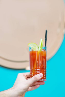 Barmen elinde bitmiş bir kokteyl tutuyor. Kokteyl hazırlıyorum. Karıştırma