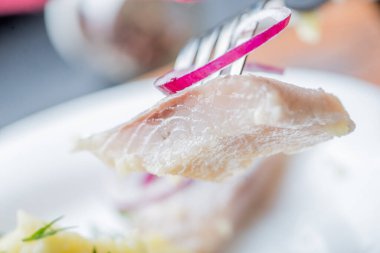 Bir parça ringa balığı, yakın plan, servis masasına karşı ringa balığı.