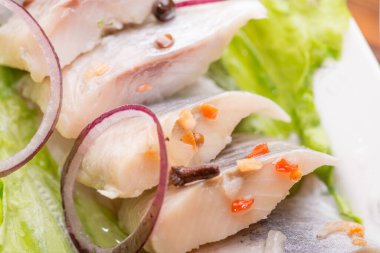 Servis masasına karşı ringa balığı.