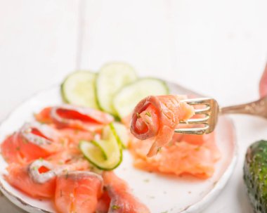 Mikro yeşil ve salatalıklı somon dilimleri