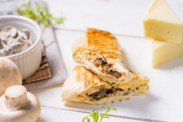 Mantarlı ızgara pide ve erimiş peynir.