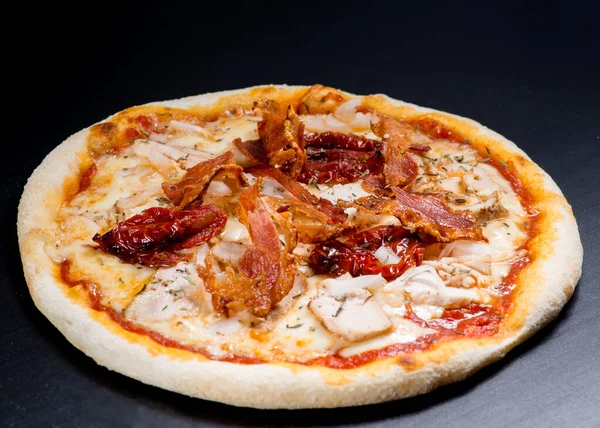 Pizza Italiana Fresca Fundo Preto — Fotografia de Stock