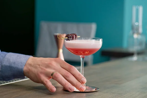 Barkeeper Bereitet Einen Tollen Cocktail — Stockfoto