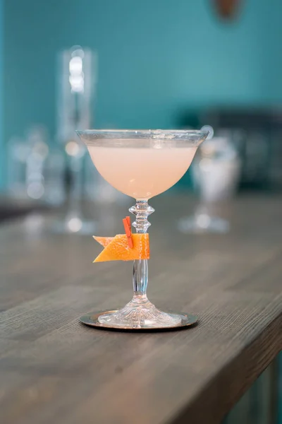 Barkeeper Bereitet Einen Tollen Cocktail — Stockfoto