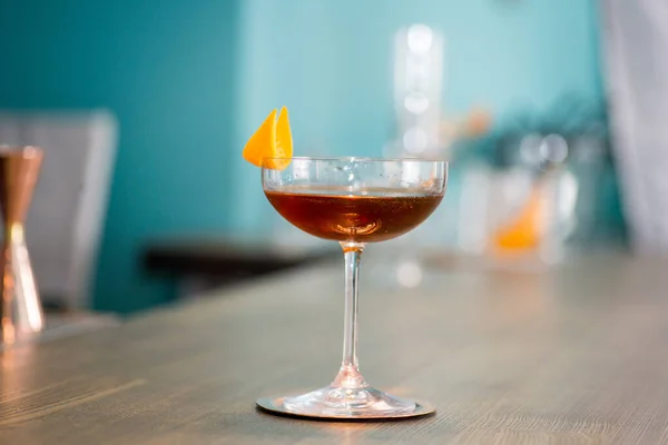 Barman Prépare Grand Cocktail — Photo