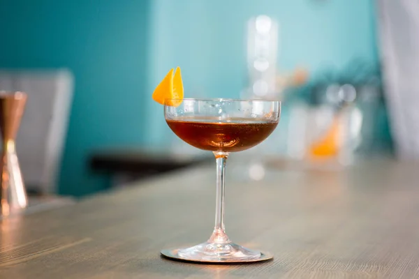 Barkeeper Bereitet Einen Tollen Cocktail — Stockfoto