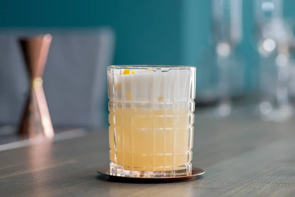 Barista Prepara Ottimo Cocktail — Foto Stock