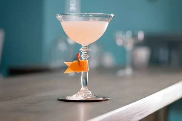 Barman Prépare Grand Cocktail — Photo