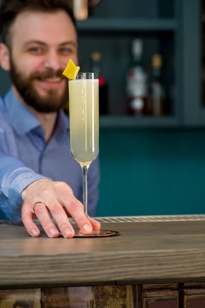 Bartendern Förbereder Stor Cocktail — Stockfoto