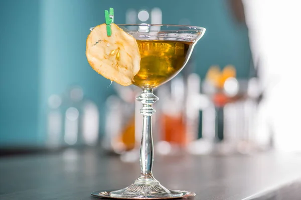 Barkeeper Bereitet Einen Tollen Cocktail — Stockfoto
