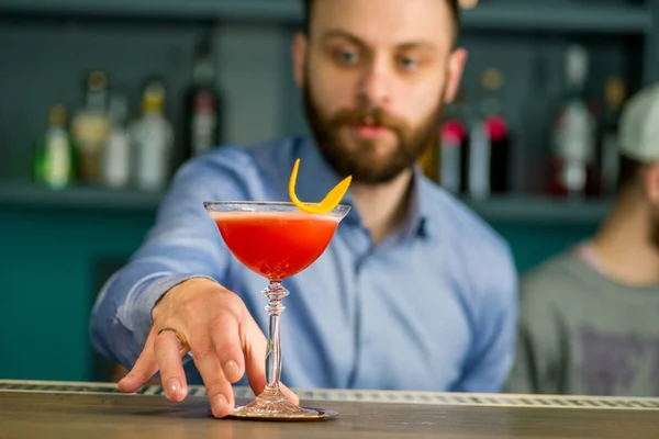 Bartendern Förbereder Stor Cocktail — Stockfoto