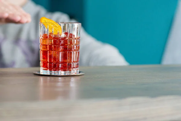 Barista Presenta Cocktail Pronto Vecchio Bicchiere Moda Sto Preparando Cocktail — Foto Stock