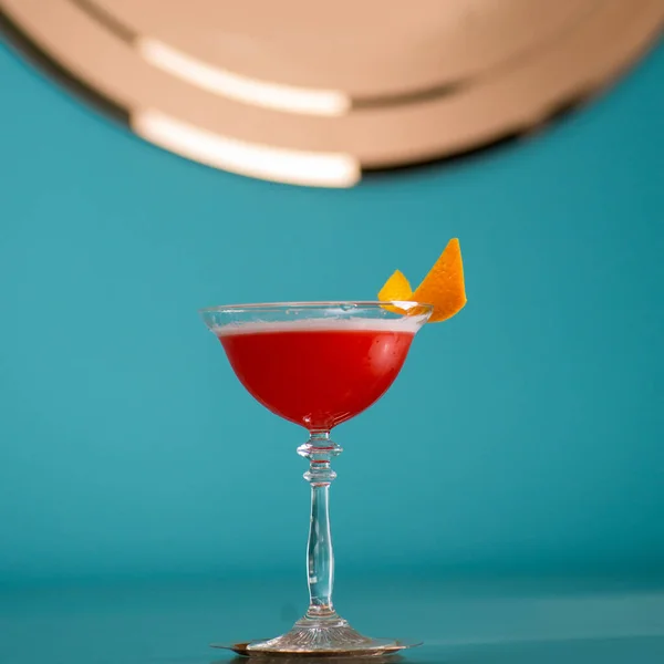 Färdig Cocktail Rött Med Orange Skal Bakgrunden Med Plats För — Stockfoto