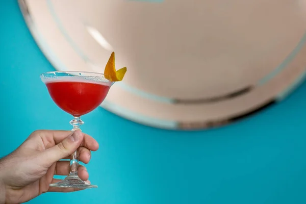 Barkeeper Präsentiert Ready Cocktail Von Roter Farbe Mit Orangefarbener Schale — Stockfoto