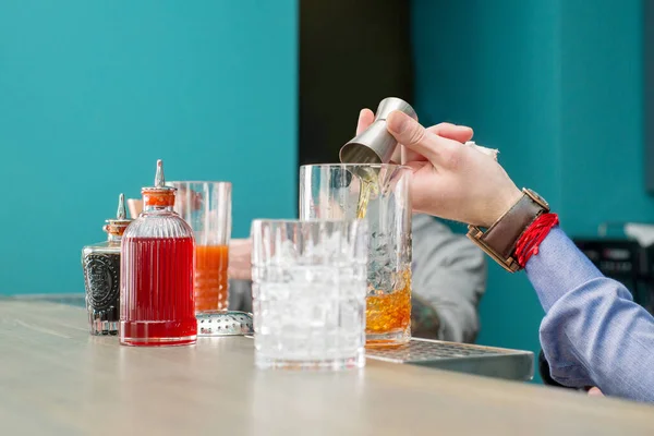 Bartender Mencampur Koktail Pengocok Dan Menuangkannya Membuat Koktail Mixology — Stok Foto