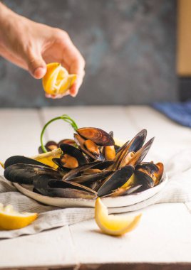 Tabakta kabuklarda pişmiş midyeler.