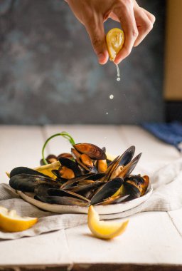 Tabakta kabuklarda pişmiş midyeler.