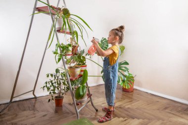 Kot pantolonlu çocuk tulum giymişti.