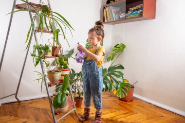 Kot pantolonlu çocuk tulum giymişti.