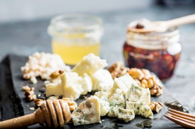 Tabakta soslu çeşitli peynirler.