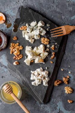 Tabakta soslu çeşitli peynirler.