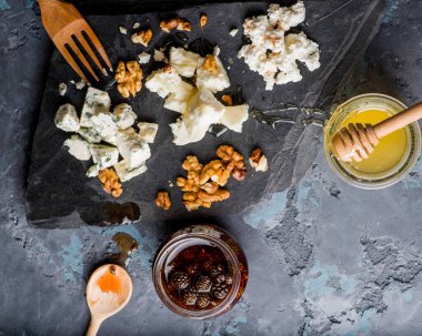 Tabakta soslu çeşitli peynirler.