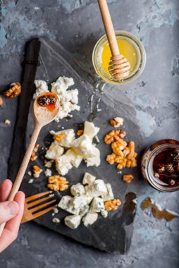 Tabakta soslu çeşitli peynirler.