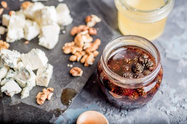 Tabakta soslu çeşitli peynirler.