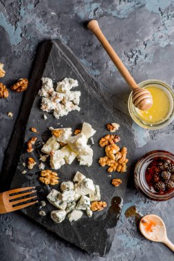 Tabakta soslu çeşitli peynirler.