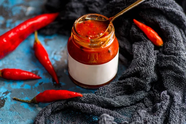 Rote Scharfe Tomatensauce Mit Chili Auf Dem Hintergrund Von Dosen — Stockfoto