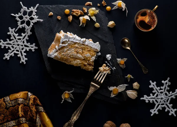 Stück Kuchen Und Eine Tasse Kaffee Auf Schwarzem Hintergrund Mit — Stockfoto