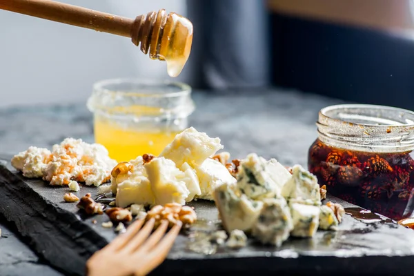 Fromages Divers Sur Une Assiette Avec Des Sauces — Photo