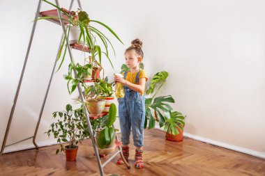 Kot pantolonlu çocuk tulum giymişti.