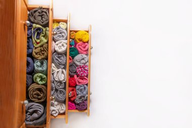 Dikey depolanmış bükümlü giysileri olan göğüs çekmecelerini aç. Yukarıdan bak. Dolapta giysi deposu var. Japon yöntemi