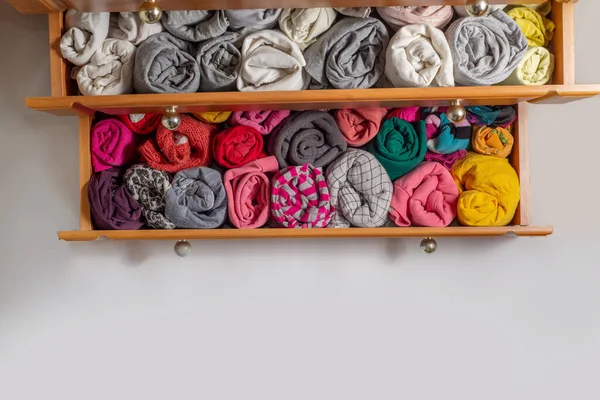 Dikey depolanmış bükümlü giysileri olan göğüs çekmecelerini aç. Yukarıdan bak. Dolapta giysi deposu var. Japon yöntemi