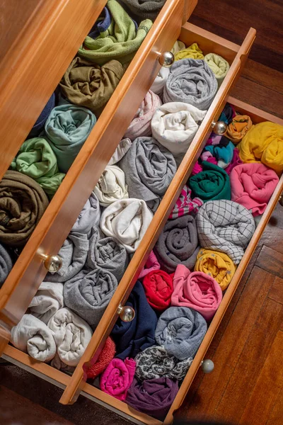 Dikey depolanmış bükümlü giysileri olan göğüs çekmecelerini aç. Yukarıdan bak. Dolapta giysi deposu var. Japon yöntemi