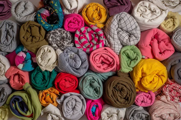 Bir sürü bükülmüş kıyafet. Japon metoduna göre şeylerin dikey depolanması. Sürdürülebilir yaşam kavramı. Geri dönüşüm için ikinci el sınıflandırılıyor