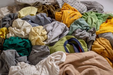 Bir yığın kullanılmış giysi. Geri dönüşüm için ikinci el. Sürdürülebilir yaşam, moda ve alışveriş alışkanlıkları kavramı