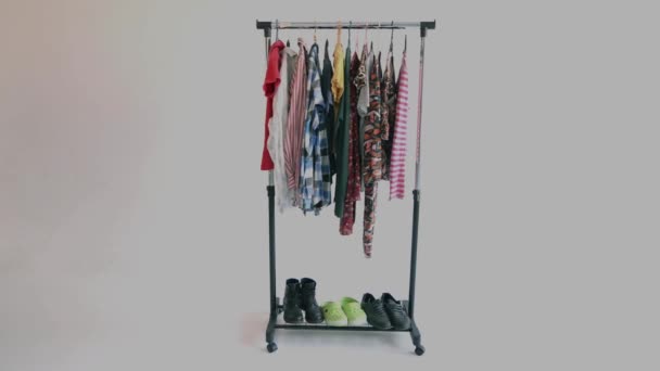 Duurzaam Modeconcept Gebruikte Kleding Schoenen Een Hanger Een Witte Achtergrond — Stockvideo