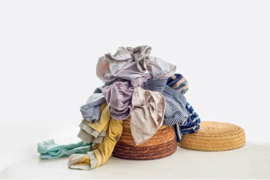 Çamaşır sepetinde kullanılmış giysiler. İkinci el tasnif ve temizlik. Yıkanmaya hazırlanılıyor.