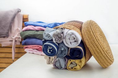 İçinde çarpık şeyler olan çamaşır sepeti. Gardırobu düzenle ve sakla. Sürdürülebilir yaşam kavramı