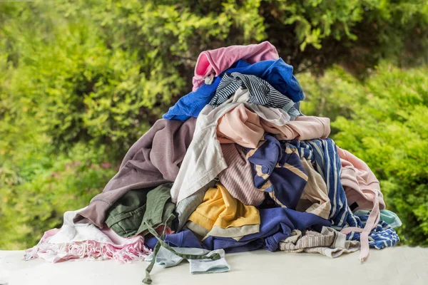 Vêtements Usagés Dans Une Pile Sur Fond Plantes Vertes Tri — Photo