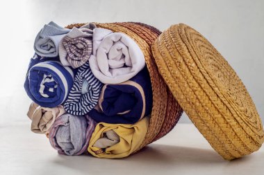 İçinde çarpık şeyler olan çamaşır sepeti. Gardırobu düzenle ve sakla. Sürdürülebilir yaşam kavramı